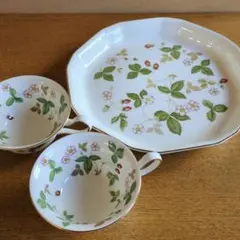 ウェッジウッド　ワイルドストロベリー カップペア＆オクタゴナルディッシュ