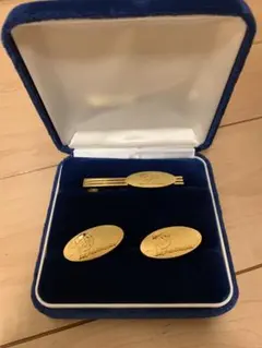 ゴールド ネクタイピンとカフスボタンセット