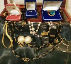 遺品整理 大量アクセサー ネックレス 金色喜平 CHANELブローチ 指輪等