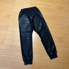 光沢のあるブラックサルエルパンツ