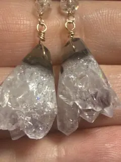 Lueur リュール ブラッドショットアイオライトの天然石ピアス／イヤリング Lueur リュール ブラッドショットアイオライトの天然石ピアス