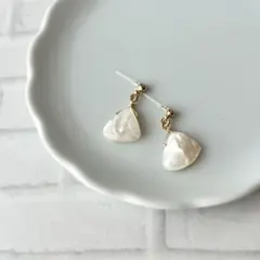 １４６６　マザーオブパールシェル　揺れるトライアングル樹脂ピアス　イヤリング変更
