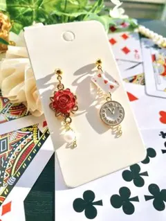 トランプ×時計×バラのアシンメトリーピアス｜アリス風｜個性的で大人可愛いデザイン
