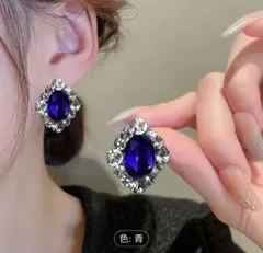青いストーンのオーバル型ピアス