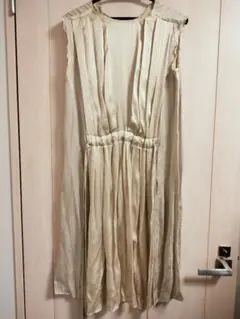 ベージュプリーツノースリーブワンピース
