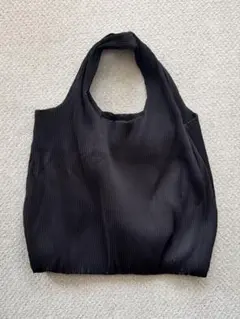 COS プリーツトートバッグ　黒のサムネイル