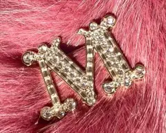 M イニシャル　テキスト　クリスタルブローチ　テディベア　コート