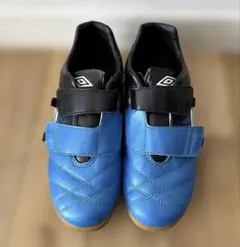 美品Umbro フットサルシューズ ブルー/ブラック23.5cm