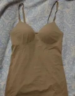 ユニクロ エアリズム シームレスVネックブラキャミソール　Mサイズ カーキ