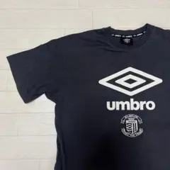 umbro アンブロ Tシャツ ブランドロゴ刺繍 グロップド丈 スリットのサムネイル