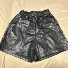 レザーショートパンツ