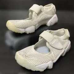 ・Nike エアリフト　ホワイト スポーツサンダル　　23センチ