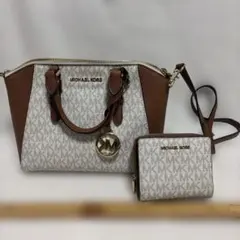 中古　マイケルコース　シグネチャー　ショルダーバッグ　白　ブラウン