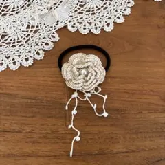 ベージュ花モチーフヘアゴム