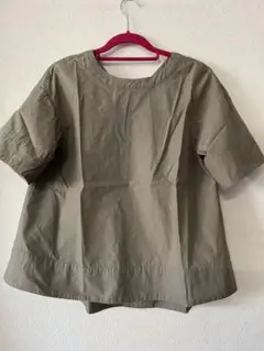 K carat カーキ色リボン付き 半袖トップス