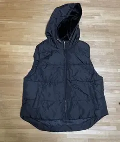 フード付き黒ダウンベスト