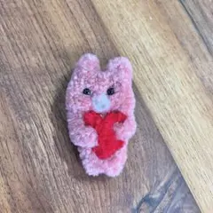 ハンドメイド　うさぎ　ブローチ　ハート　赤　刺繍　動物