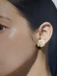 VERA 花デザインピアス　ホワイト