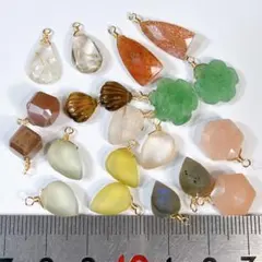 サービス品＊天然石の豪華なチャームアソートm54