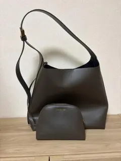 お値下げ！CHARLES & KEITH バーガンディ ショルダーバッグとポーチ 