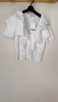 フリル　トップス　Tシャツ　新品未使用タグ有り