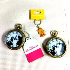 ディズニースーベニア　時計型ライト２個　プーさんキーチェーン1個