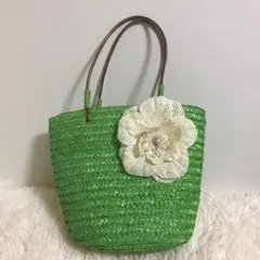 お花モチーフ付きグリーンのかごバッグ