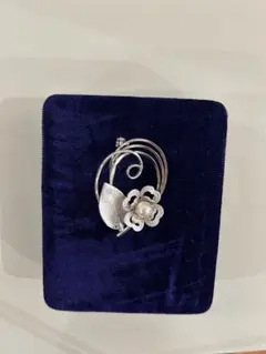 エレガントな花と葉のブローチ