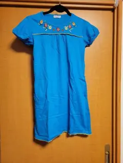 ベリーズベリー青色刺繍付き半袖ワンピース