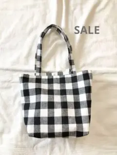 ブロックチェックのミニハンドバッグ　マチあり　しろくろ