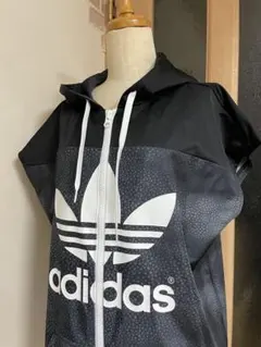 新品　adidas フード付き ブラックパーカー