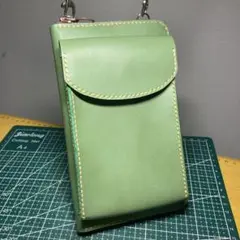 ハンドメイド　ライトグリーン　レザー携帯の入る財布型ショルダーバッグ