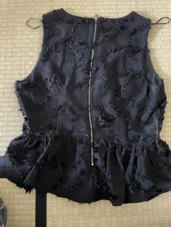 黒いフリルノースリーブトップス