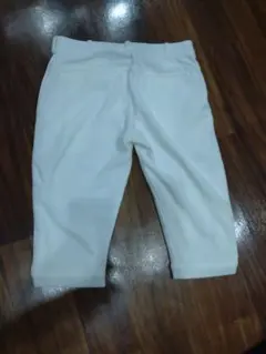 ホワイトショートパンツ 裾ボタン付き