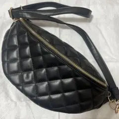 黒いキルティングショルダーバッグ