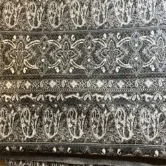 ニット地　白、グレーの濃淡で花や葉っぱの連続模様