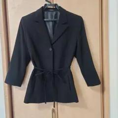 COMME CA ISMの黒のスーツ