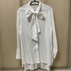 リボン付きホワイト長袖シャツ