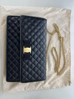 フェラガモ　ブラックレザーキルティング　チェーンショルダーバッグ