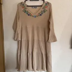 BEAMS HEART 花柄刺繍入りベージュ長袖ワンピース