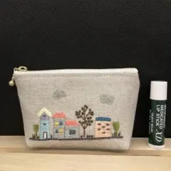 お家の刺繍をしたミニポーチです！ 手刺繍　ハーフリネン　ハンドメイド