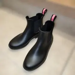 ブラックショートブーツ ピンクタブ付き