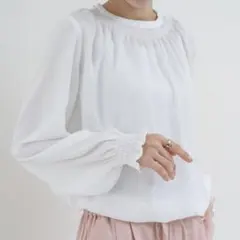 ANNA LUNA シャーリングデザイン が映える 大人 フェミニン ブラウスのサムネイル