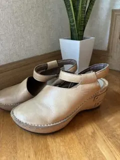 ベージュ レザー バックオープンサンダルのサムネイル