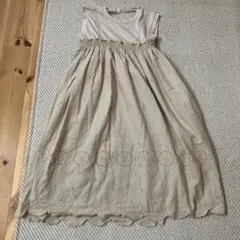 ベージュ刺繍ノースリーブロングドレス