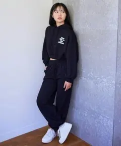 黒いフード付きクロップドトレーナー