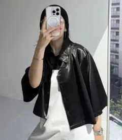 【新品】 ブラウス シャツ glossy cropped satin shirtのサムネイル