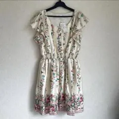 【新品·タグ付き】花柄ワンピース さらさらつるつる素材 可愛い キレイめ