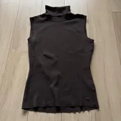 フォクシー　ノースリーブタートルネックニット　トップス　ロゴプレート　40のサムネイル