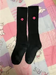 黒 ピンクロゴ刺繍 ロングソックス　デサント